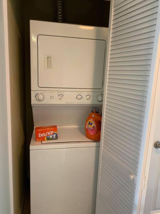 Gulf Coast Gold Private - 2bed, 2bath, Sleep 6, Across Street From Beach, Balcony Views Of Sunsets, & Gulf, Pool, Gym Apartamento St. Pete Beach