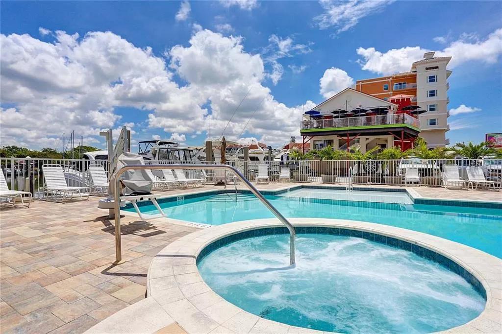 Gulf Coast Gold Private - 2bed, 2bath, Sleep 6, Across Street From Beach, Balcony Views Of Sunsets, & Gulf, Pool, Gym Apartamento